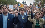 Ernüchterung: Kataloniens Ministerpräsident Carles Puigdemont (Mitte), Vizeministerpräsident Oriol Junqueras (links) und Parlamentspräsidentin Carme Forcadell (rechts) protestieren in Barcelona gegen die Regierung in Madrid. (Bild: Santi Palacios/AP (21. Oktober 2017))