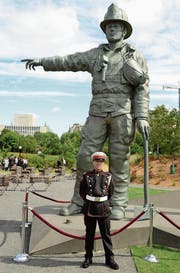 Tobias Breuer zu Besuch beim kanadischen Feuerwehrdenkmal in der Hauptstadt Ottawa. (Bild: PD)
