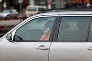 Mit neuem Equipment will die Polizei auf der A8 gegen Handy-Sünder vorgehen. (Symbolbild) (Bild: Keystone)