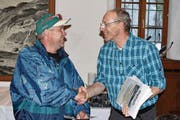 Paul Dubacher (rechts) überreicht Heiri Stadler das Diplom. (Bild: Georg Epp (17. Juni 2017))