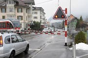 Stausituation beim Karliplatz, während die Barriere der Zentralbahn geschlossen ist. (Bild: Oliver Mattmann (Stans, 22. Dezember 2017))