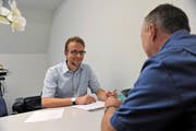 Finanzdirektor Urs Janett hat sich viel Zeit für Gespräche mit Mitarbeitern genommen. (Bild Urs Hanhart)