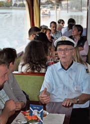 Kapitän Franz Weiss für einmal nicht hinter dem Steuerrad, sondern im Gespräch mit Gästen. (Bild: Birgit Scheidegger (Sarnen, 23. September 2017))