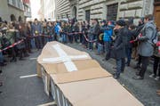 Mehrere Hundert Schüler demonstrieren mit einem «Trauermarsch» gegen die Sparpläne der Luzerner Regierung. (Bild: Keystone / Sigi Tischler)