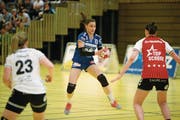 Daphne Gautschi mit vollem Einsatz gegen den Leader aus St. Gallen. (Bild: Stefan Kaiser (Zug, 30. April 2017))