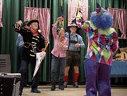 Die 93-jährige Maria Flühler-Felder (Bild oben) geniesst die Stimmung an der Stanser Seniorenfasnacht, an der auch Clown Therry dabei ist (unten). (Bilder: Corinne Glanzmann (Stans, 31. Januar 2018))