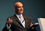 Bundesrat Alain Berset bei seiner Rede über die «Altersvorsorge 2020» im Theater Uri . (Bild: Urs Hanhart)
