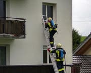Über eine Leiter gelangten die Feuerwehrmänner ins Gebäude. (Bild: Geri Holdener, Bote der Urschweiz)