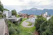 Blick auf das beschauliche Urner Dorf Seelisberg. Links ist das Hotel Löwen, in dem die Kantonsregierung 60 Flüchtlinge unterbringen wollte. (Bild: Keystone/Urs Flüeler)