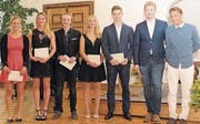 Die erfolgreichen Absolventen der Sportmittelschule (von links): Stefanie Arnold, Leana Barmettler, John Felber, Deborah Gerber, Gabriel Gwerder, Niels Hintermann und Vincent Schmid. (Bild: Alex Piazza/OZ, Engelberg, 30. Juni 2017)