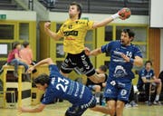 Edvinas Vorobjovas (am Ball) steuert fünf Tore zum ersten Heimsieg bei. (Bild: Urs Hanhart (Altdorf, 2. Dezember 2017))