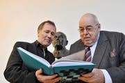 Die Co-Autoren Christoph Zurfluh (links) und Karl Lüönd vor der Büste von Firmengründer Adolf Dätwyler. (Bild: Anian Heierli / Neue UZ)