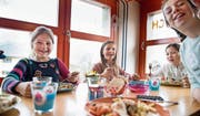Sie haben gut lachen: Kinder an einem betreuten Mittagstisch in Sachseln. (Bild: Corinne Glanzmann (4. April 2017))