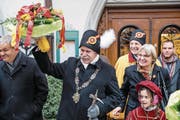Fritschivater Alfred Meier vor dem «Wilden Mann». (Bild: Philipp Schmidli (Luzern, 20. Januar 2018))