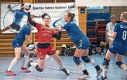 Die umsichtige Abwehrchefin Flavia Kuster (am Ball) war mit sechs Treffern auch offensiv wirkungsvoll. (Bild: Roger Grütter (Stans, 11. März 2018))