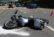 Das massiv beschädigte Motorrad. (Bild: Geri Holdener)