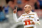 Eine Geste, die er noch nirgends so oft gemacht hat wie gegen Aarau: FCL-Stürmer Marco Schneuwly freut sich über einen Torerfolg (hier im Mai dieses Jahres in Vaduz). (Bild: Keystone/Ennio Leanza)