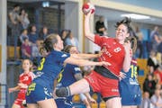 Kein Durchkommen für die Stanserin Flavia Kuster (am Ball) gegen die SG Yverdon/Crissier. (Bild: Philipp Bild: Philipp Schmidli (Stans, 8. Oktober 2017)(PHILIPP SCHMIDLI | Fotografie))