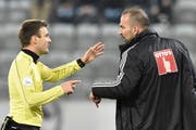 Als Markus Babbel von Schiedsrichter Stephan Klossner am 19. März in Thun schon zum zweiten Mal in seiner Tätigkeit als FCL-Trainer auf die Tribüne verwiesen wurde, ist etwas vorgefallen, das unterschiedlich wahrgenommen worden sein soll. (Bild: Keystone / Peter Schneider)