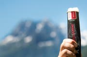 Die Walliser Wein- und Schnapsglacés werden in einem schwarzen Kartonkelch mit abgebildetem Walliser Wappen iverkauft. (Bild: Keystone/Jean-Christophe Bott)