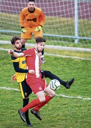 Hergiswil-Stürmer Silvan Sager (rechts) im Zweikampf mit dem Tessiner Aussenverteidiger Riccardo Fasanelli vom AC Taverne. (Bild: Philipp Schmidli (Hergiswil, 10. März 2018))