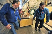 Die Helfer schieben den Jahrhundertfund tief in den Berg (Bild: Urs Hanhart)