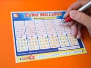 Ein Schein für Euro Millions wird ausgefüllt (Symbolbild) (Bild: Keystone)