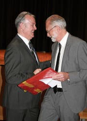 Der Stanser Gemeindepräsident Gregor Schwander (rechts) gratuliert Joe Christen. (Bild: Sepp Odermatt (Stans, 4. März 2018))