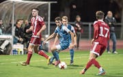 Das Unterwaldner Derby zwischen Hergiswil, hier am Ball Ambroz Simoni, und Sarnen (links Dominic Braschler) zählt auch in der Rückrunde zu den Highlights der beiden Vereine. (Bild: Nadia Schärli, (Sarnen, 4. November 2017))