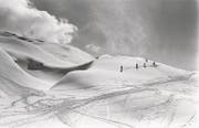Skifahrer auf einer Skitour im Urserntal. Da am Samstag noch gearbeitet wurde, war das Skifahren für die meisten Einheimischen nur am Sonntag möglich. (Bild: Jean Haemisegger, Staatsarchiv Uri)