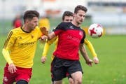 2. LIGA Fussball Regional FC Sempach vs. FC Schattdorf in Sempach Sempach in Gelb Schattdorf in rot Im Bild ist der Schattdorfer mit der 12 Ralph Bomatter rechts, gegen den Sempacher mit der 5 Elvis Velic (foto: roger gruetter) (Bild: photo:roger gruetter (rogergruetter.com))