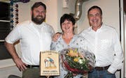Von links: Klubpräsident Christian Arnold, das neue Freimitglied Lisbeth Briker und Franzsepp Arnold, der OK-Präsident des «Innerschweizerischen» 2019 in Flüelen. (Bild: Elias Bricker (Flüelen, 5. Januar 2018))