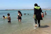Frauen dürfen an Frankreichs Stränden weiterhin einen Burkini tragen. Das entschied jüngst das Oberste Verwaltungsgericht in Paris. (Bild: AP (Keystone))