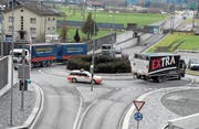 Ein Landrat ortet bei Kreiseln – wie hier in Flüelen – Handlungsbedarf. (Bild: Sven Aregger (Flüelen, 7. 2. 2007))