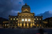 Der dritte SRG-SSR-Wahlbarometer 2015 geht von einem Rechtsrutsch und einer Polarisierung bei den eidgenössischen Wahlen im Herbst aus. Im Bild: das Bundeshaus. (Bild: Keystone)