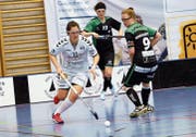 Zug mit Noemi Kistler (am Ball) trifft auch in den Playouts auf St. Gallen. (Bild: Werner Schelbert (Oberägeri, 17. Februar 2018))