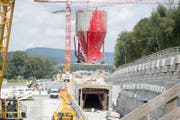 Das Gebiet in Wöschnau gleicht derzeit einem Riesenbauplatz. Baugruben werden ausgehoben, Geleise und Kantonsstrasse verlegt sowie ein Förderband und ein Betonwerk erstellt. (Bild: Keystone / Urs Flüeler)
