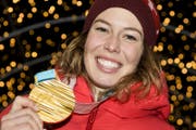 Michelle Gisin freut sich über ihr Olympia-Gold. (Bild: Keystone)