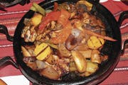 Der Gemüseeintopf «Sach» ist ein typisches bulgarisches Gericht. (Archivbild)