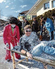 Am grossen Wagenumzug in Schattdorf ist auch in diesem Jahr wieder viel Konfetti im Spiel. Bild: Urs Hanhart (Schattdorf, 14. Februar 2015)