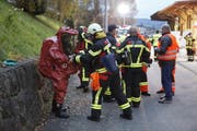 Spezialisten machen sich in Vollschutz bereit. (Bild: Geri Holdener, Bote der Urschweiz)