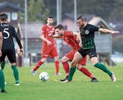 Der Stanser Fabio Gisler (links) wird vom Luzerner Ivan Abu Ghannam unsanft gebremst. (Bild: Manuela Jans-Koch (Stans, 7. Oktober 2017))