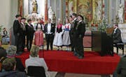 Die gemeinsamen Auftritte der Jodlergruppe Titlis mit Reto Bugmann (Mitte mit Anzug) und Dominique Allemann am Klavier gehörten zu den Konzerthöhepunkten. (Bild: Beat Christen (Engelberg, 29. Dezember 2017))