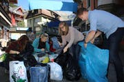 Sammelaktion für Flüchtlinge in Engelberg: Daniela Gnilke, Maya Spaar, Silja Sandbakk und Stefan Brunqvist (von links). (Bild Marion Wannemacher)