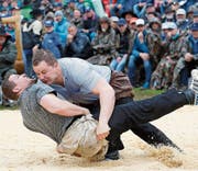 Stefan Arnold (links) – hier beim Stoos-Schwinget 2016 – war beim Saisonstart in Sarnen der beste Urner. Bild: Keystone (12. Juni 2016)