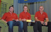 Der mit dem «SürPryys 2017» geehrte Marco Michel wird von Heinz Schrackmann (rechts), Berufsbildungsverantwortlicher für Polymechaniker bei der Ruag, und dessen Stellvertreter Matthias Rohrer (links) flankiert. (Bilder: Robert Hess (Kerns, 2. Januar 2018))