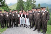 Der Jodlerklub Sarnen geniesst vor dem Auftritt wohltuende Klewenluft. (Bild: Rosmarie Berlinger (Klewenalp, 13. Juli 2017))