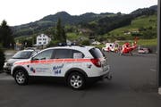 Die Rega landete direkt vor dem Verkehrsamt. (Bild: Geri Holdener, Bote der Urschweiz)