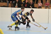 Patrick Greimel (rechts) im Spiel seines Stammvereins RHC Uri gegen den RSC Uttigen, für den der 27-jährige Seedorfer seit wenigen Tagen im Einsatz steht. (Bild: Urs Hanhart (Seedorf, 29. Oktober 2017))