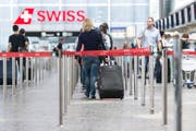 Die Swiss fliegt weiterhin nicht nach Brüssel. Im Bild: Passagiere beim Check-In der Swiss am Flughafen Zürich. (Bild: KEYSTONE/Christian Beutler)